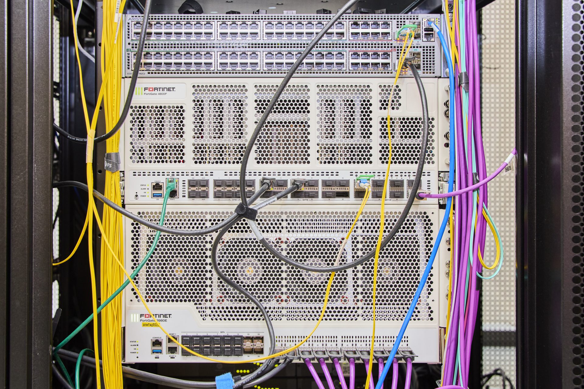 計算科学研究センターに設置されたFortiGate 4800F